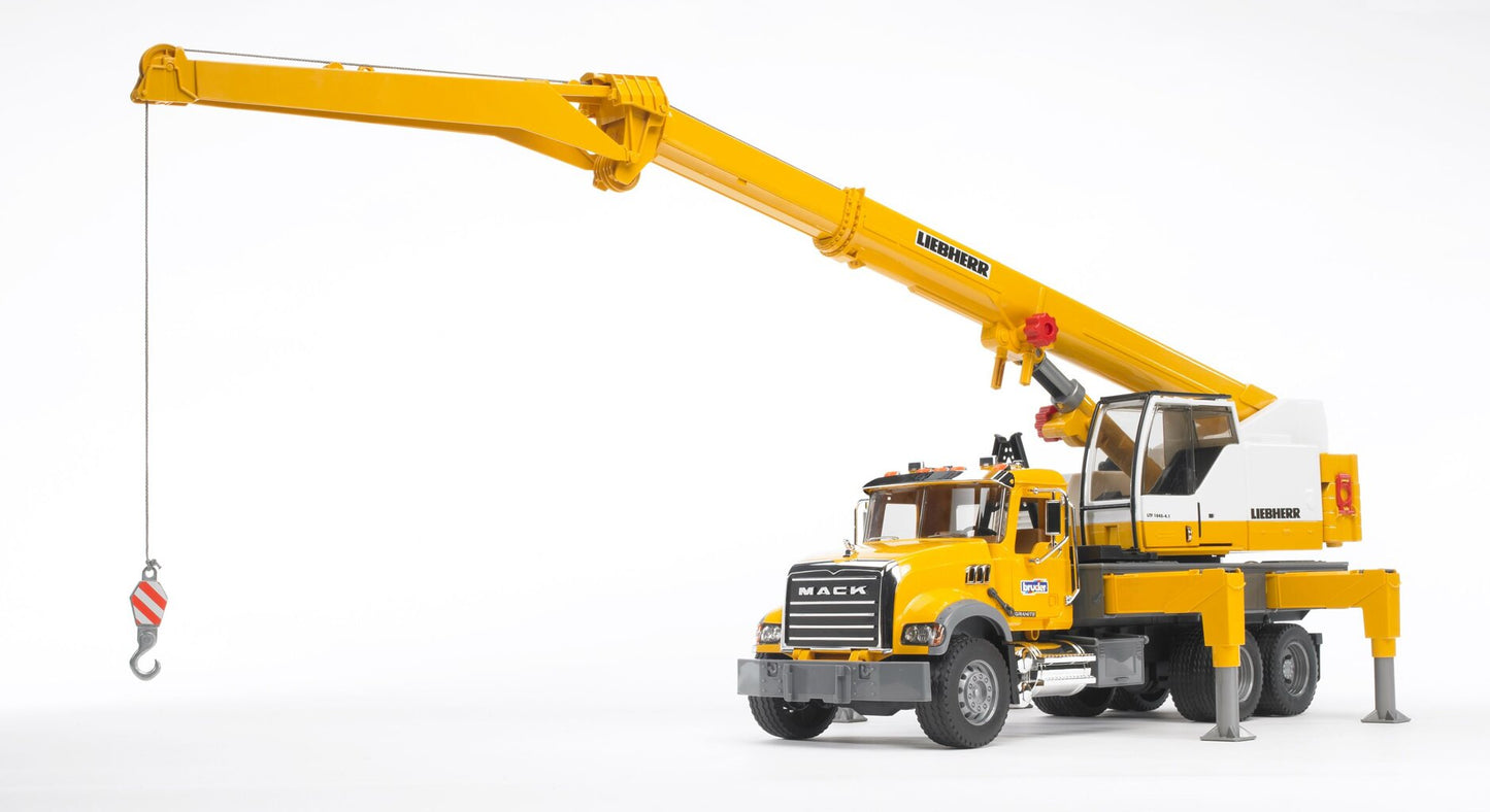 Nákladný automobil so žeriavom MACK Granite Liebherr U02818