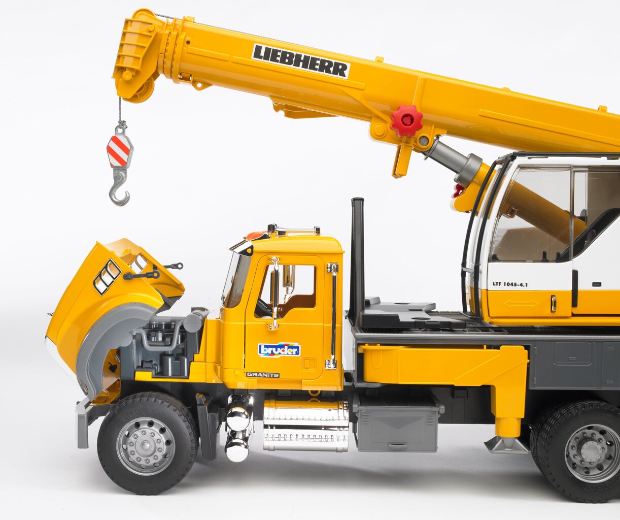 Nákladný automobil so žeriavom MACK Granite Liebherr U02818